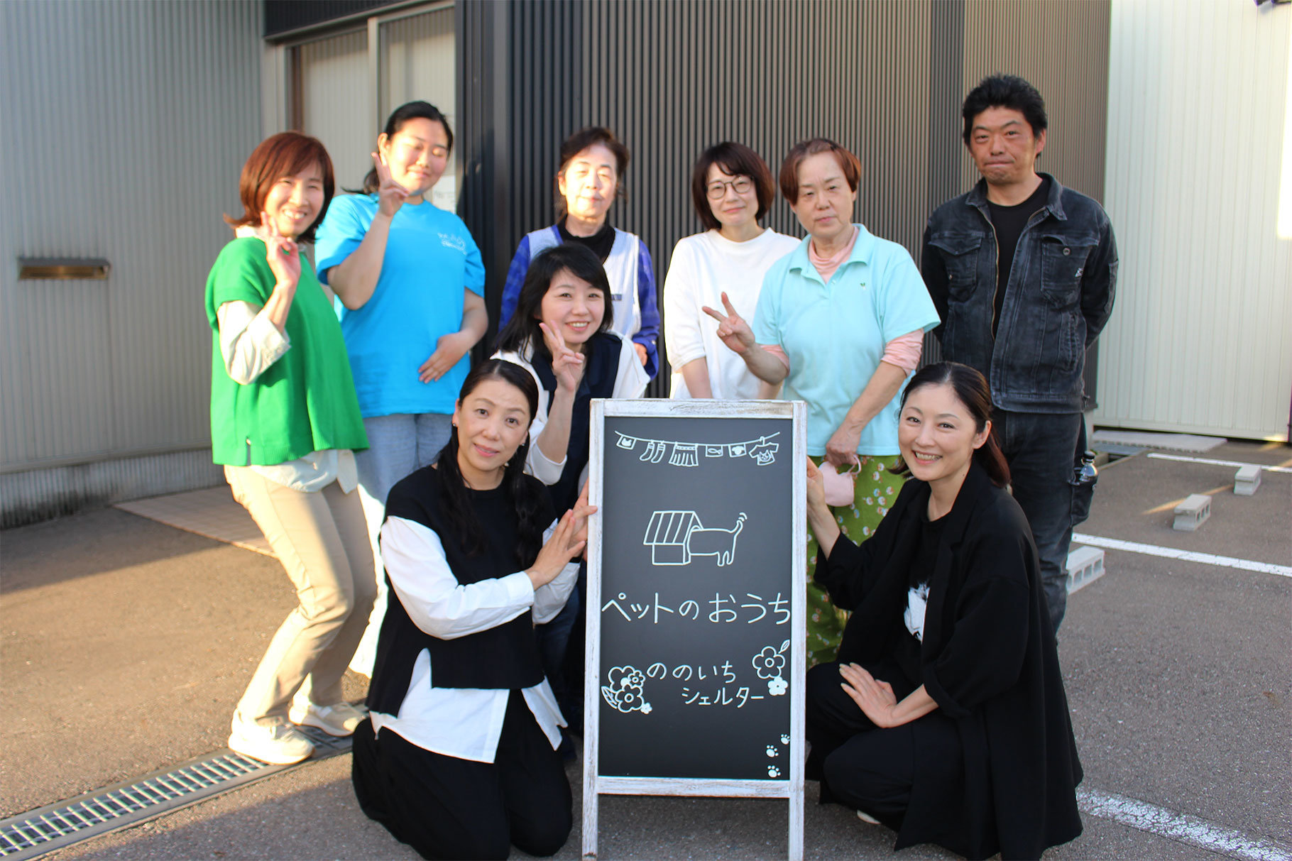 左手前から朱花さん、常盤さん、こねこサポーターの皆さん.jpg