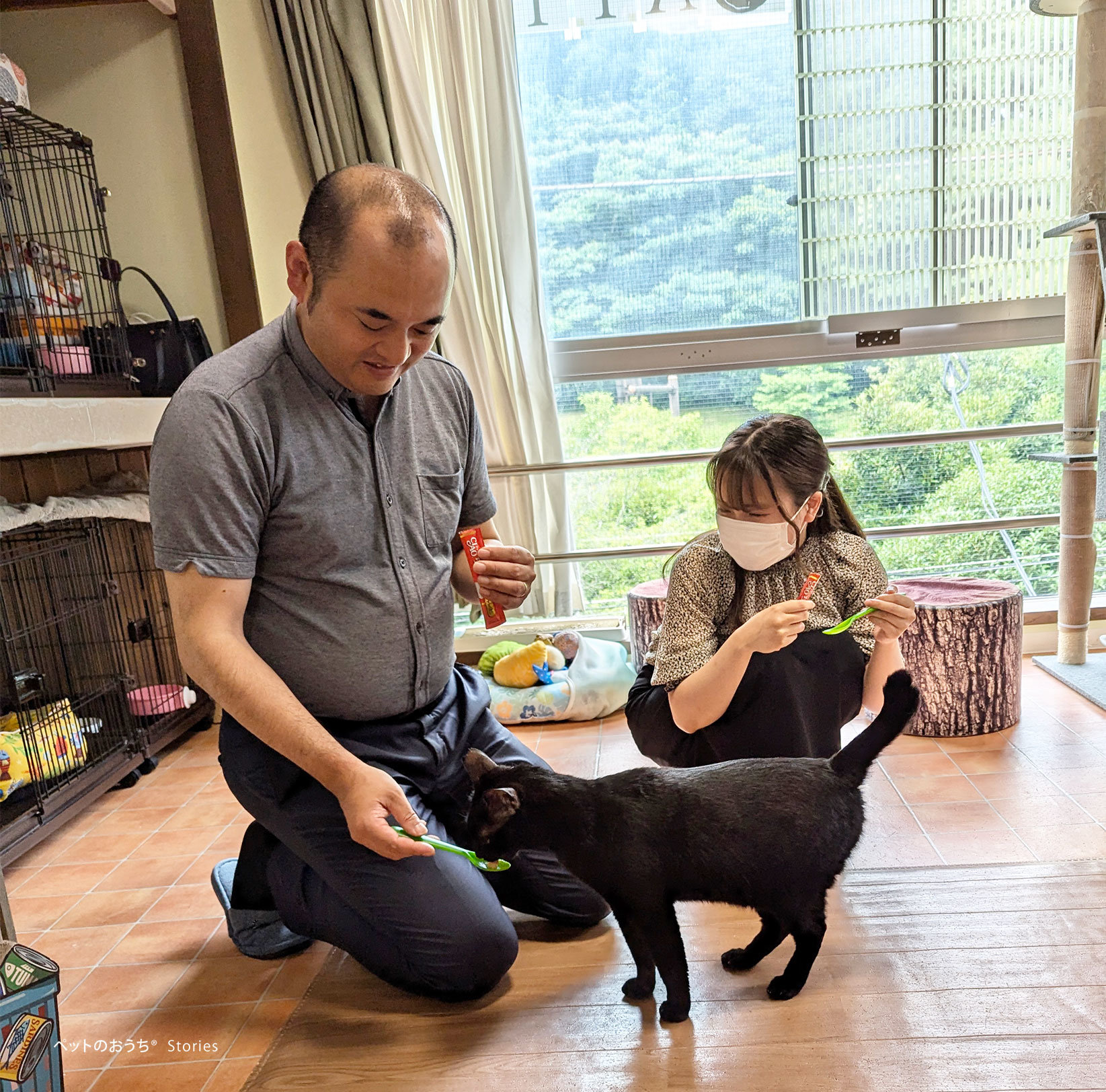 國崎様、山本様も猫たちにおやつをあげました.jpg